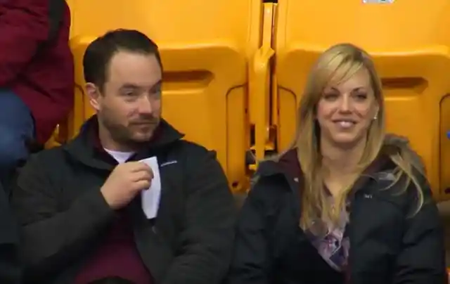 This Couple Refused To Smooch On Kiss Cam – But The Man Pulled Out A Note That Sent The Crowd Wild