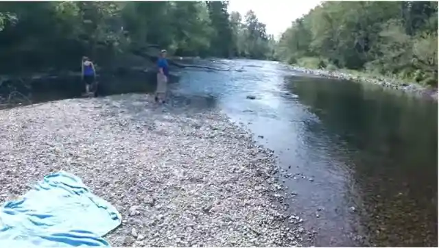 رجل يجد برودة تطفو أسفل النهر ويفتح في الواقع