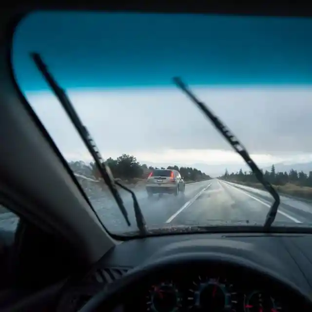 What helps lubricate windscreen wipers?