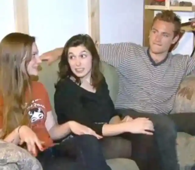 College Roommates Purchased An Old Couch, Found Something Strange Inside