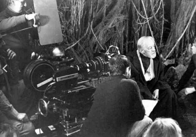 Alec Guinness on the set.