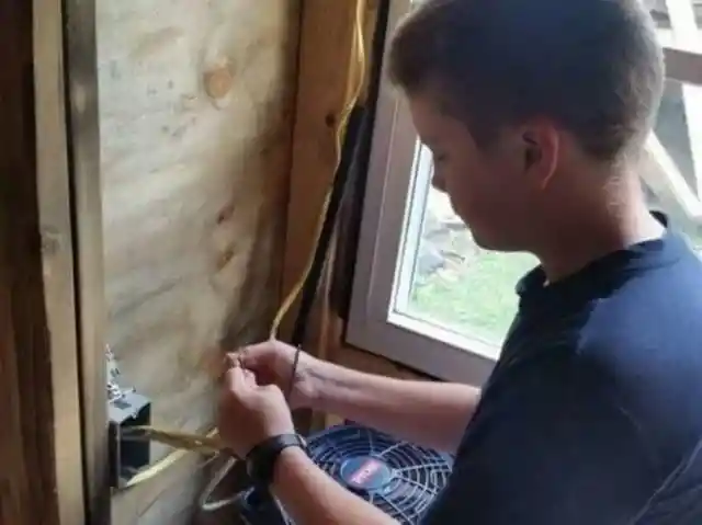 Dieser 13-jährige Junge baute mit nur 1.500 US-Dollar ein kleines Haus für sich