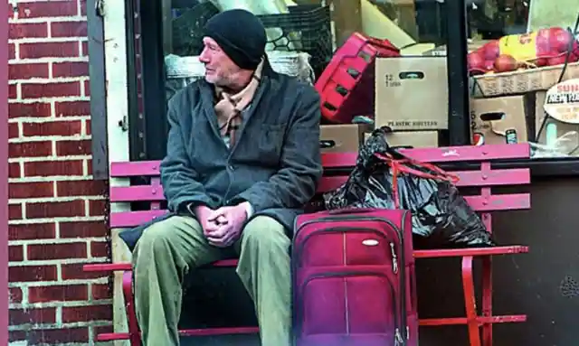 Woman Gave Food To a Homeless Person, Not Knowing That The Whole World Knows Him