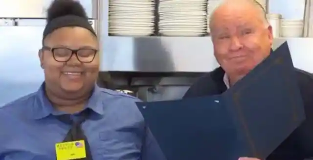 Waffle House Waitress Had No Idea She Was Being Filmed By A Customer