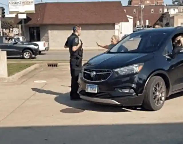 Rude Mom Refuses To Leave ‘No Parking’ Zone, So Builders Get Even