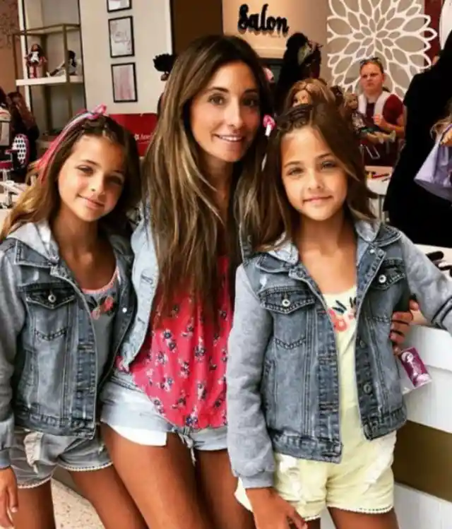 Identical Twin Sisters Have Grown Up To Become “Most Beautiful Twins In The World”