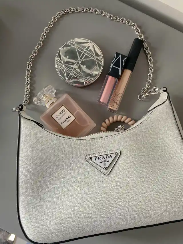 Several Things You Must To Keep in Your Purse