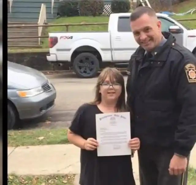 Police Receive Note From Little Girl with $10 Inside, Acts Immediately