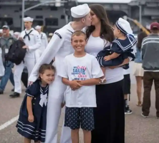 Der Mann der Navy kommt nach Hause, um herauszufinden, dass seine Frau ein lebensveränderndes Geheimnis bewahrt hat