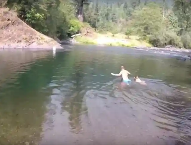 Un grupo de amigos encuentra un refrigerador flotando en el lago, pero lo que encontraron adentro los hizo saltar hacia atrás
