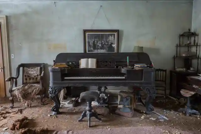 An Abandoned Long Island Farmhouse Sat Untouched For Forty Years… Until Now