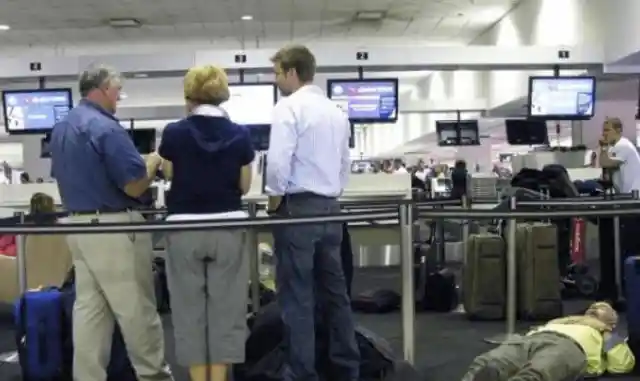 30 Hilarious Airport Moments Captured On Camera