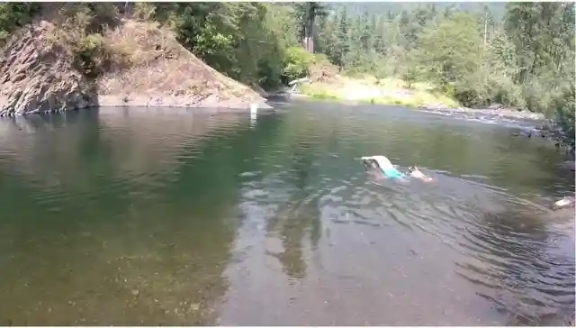 رجل يجد برودة تطفو أسفل النهر ويفتح في الواقع