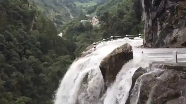 Waterfall road, Nepal
