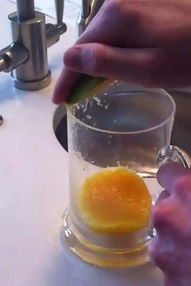 Regular old kitchen glasses make perfect mango peelers…