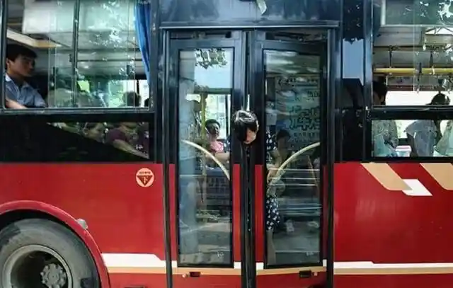 Chinese woman gets head stuck in bus doors
