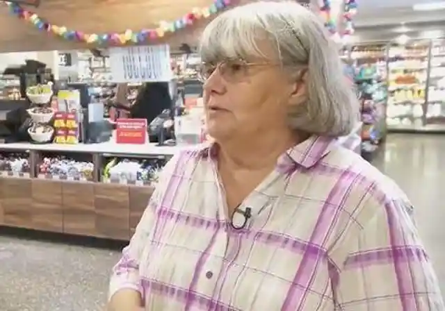 Woman Pays For Man's Groceries, Then Discovers Who He Is