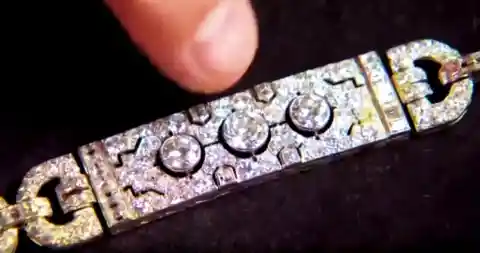 Woman Tears Up When They Tell Her How Much Old Bracelet Is Really Worth