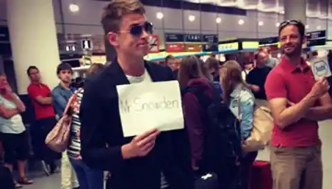Hilarious Airport Pickup Signs You’re Lucky Aren’t For You