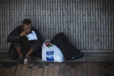 Woman Gave Food To a Homeless Person, Not Knowing That The Whole World Knows Him