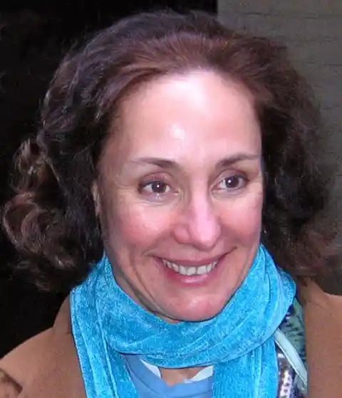 Laurie Metcalf (Mary Cooper)