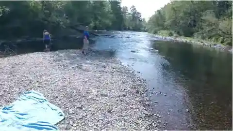 أسرار في النهر