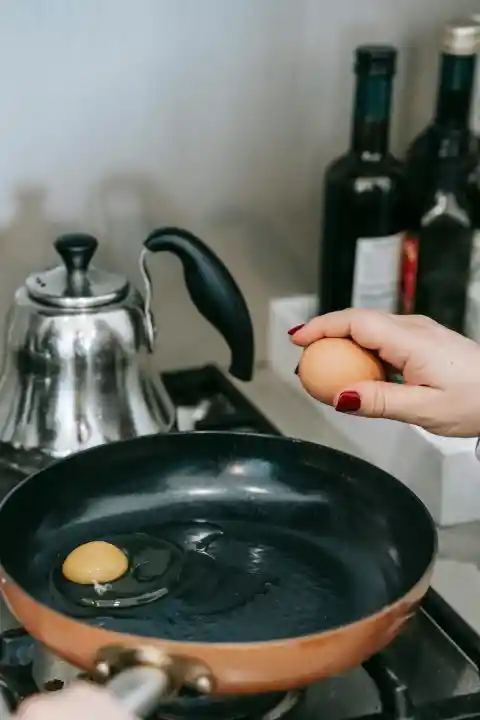 NON-STICK FRYING PAN