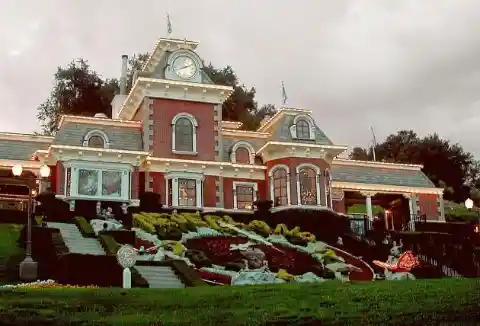 This Group of Friends Made A Frightening Discovery After They Sneaked Into Michael Jackson's Abandoned Mansion