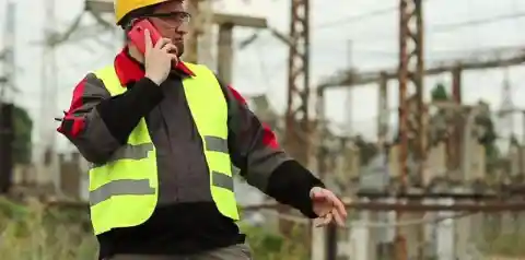 Construction Worker Sick Of Mom Blocking His Truck Puts His Skills To Work