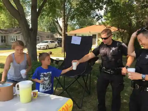 Police Buys Lemonade At Girl’s Stand, But What Happened To Her Later Was Something No One Expected