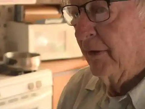 89-yr-old Pizza Delivery Man Has No Idea Customer Films Him, He Goes Viral Online