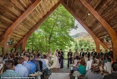 Kurz vor ihrer Hochzeitszeremonie wird die Braut bewusstlos, nachdem das Geheimnis des Bräutigams enthüllt wurde
