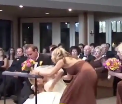 Justo antes de su ceremonia de boda, la novia se desmaya después de que se revelara el secreto del novio