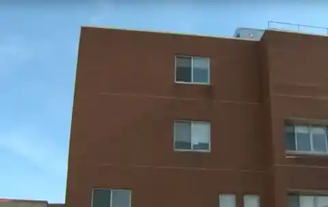 Ironworker Sees Sign In Window, Reads It And Cries