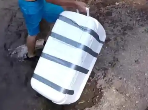 Grupo de amigos encontra refrigerador flutuando no lago, mas o que eles acharam dentro fez com que voltassem