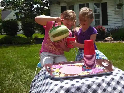 Police Buys Lemonade At Girl’s Stand, But What Happened To Her Later Was Something No One Expected