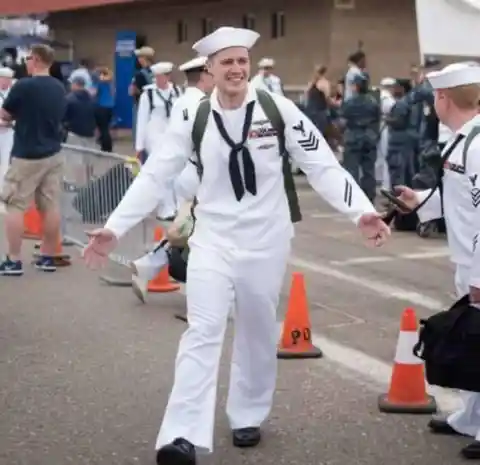 Der Mann der Navy kommt nach Hause, um herauszufinden, dass seine Frau ein lebensveränderndes Geheimnis bewahrt hat
