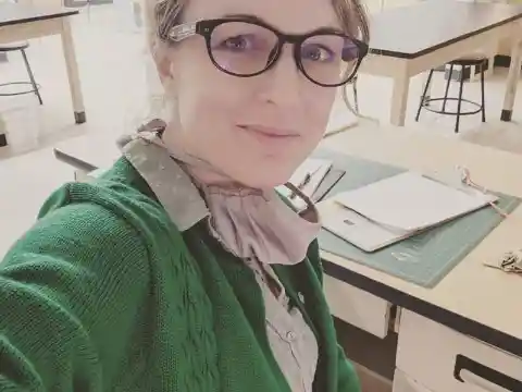 Neue Lehrerin geht viral nachdem Leute ihr Kleid bemerken