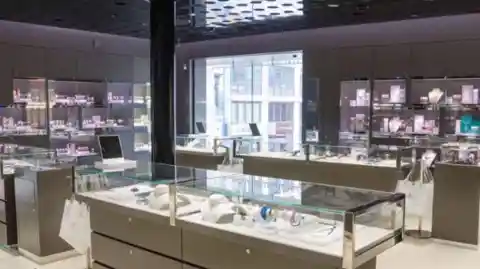 Woman Brings Old Mother's Ring To Jeweler, Then He Tells Her Real Price