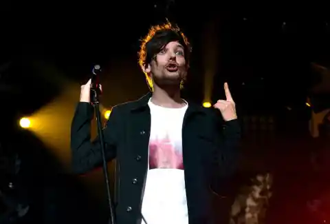 Louis Tomlinson forgets the words to 'Teenage Dirtbag'