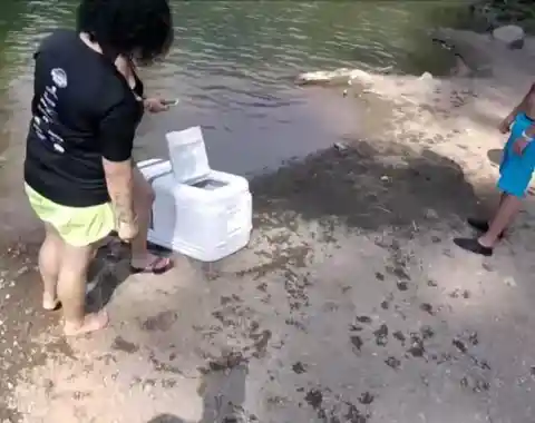 Un grupo de amigos encuentra un refrigerador flotando en el lago, pero lo que encontraron adentro los hizo saltar hacia atrás