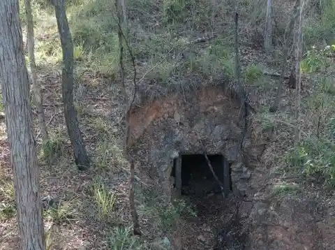 Un hombre encuentra una mina de oro en su propiedad, entra y se da cuenta de que ha cometido un gran error