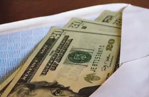 Man Pays For Elderly Lady’s Groceries, The Next Day He Gets A Note