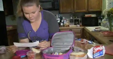 Daughter Returns Hungry From School, Mother Finds Note Inside Her Lunch Box