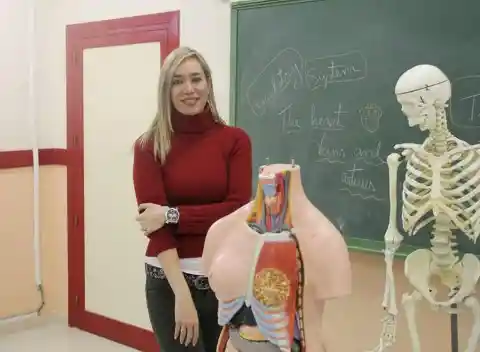 Teacher Wears Skin-tight Bodysuit During Class, Everyone Thinks It Took Real Guts To Do It