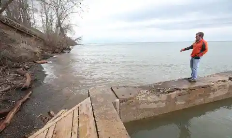 Scientists Launch Investigation Into Lake Ontario When Submarine Sees This Lurking At The Bottom