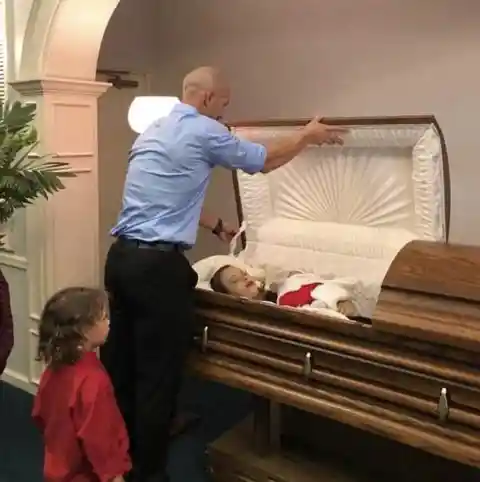 Man Posts Photos ‘So Everyone Can See Nightmare’ Inside Wife’s Coffin