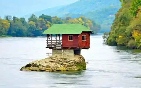 Riverhouse, Serbia