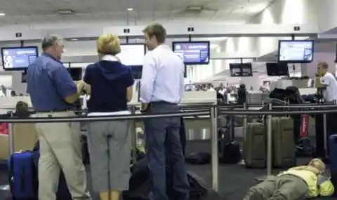 30 Hilarious Airport Moments Captured On Camera