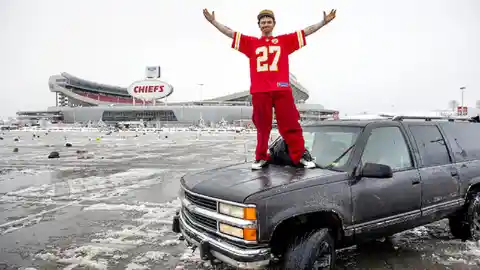 Homeless Man Helps Save Kansas City’s Football Star, The Player Changes His Life